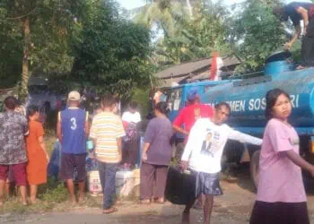 Warga di Selatan Pandeglang, mendapat bantuan air bersih dari Tagana Kabupaten Pandeglang. (ISTIMEWA)