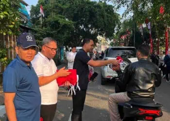 Pegawai Pemkot Tangerang Bagi-Bagi Bendera dan Mengecat Kanstin