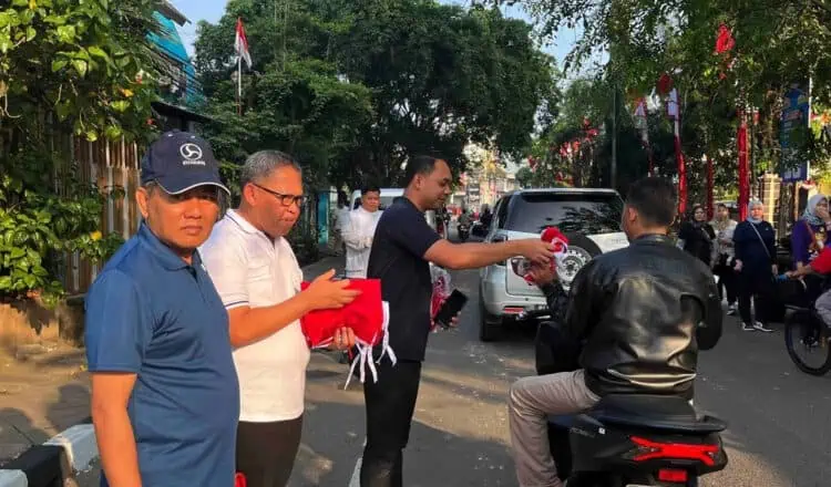 Pegawai Pemkot Tangerang Bagi-Bagi Bendera dan Mengecat Kanstin