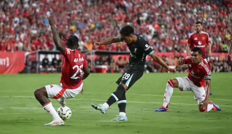 Liverpool Kalahkan Manchester United 3-0 di Laga Pramusim