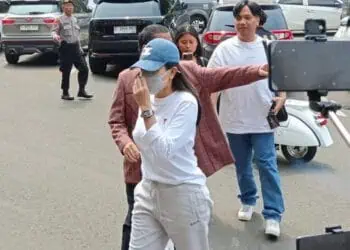Usai Di Jemput Paksa, Nikita Mirzani Bawa Lolly Ke Rumah Sakit   