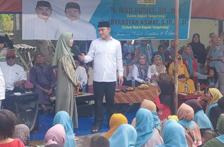INTERAKTIF: Bakal Calon Bupati Tangerang Mad Romli berbincang dengan salah satu warga dalam kunjungannya di beberapa wilayah di Kabupaten Tangerang. (ADITYA/SATELITNEWS)