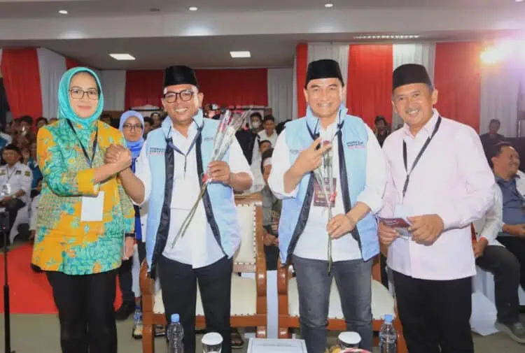 Beri Mawar ke Kompetitor, Airin Sampaikan Pesan Persahabatan