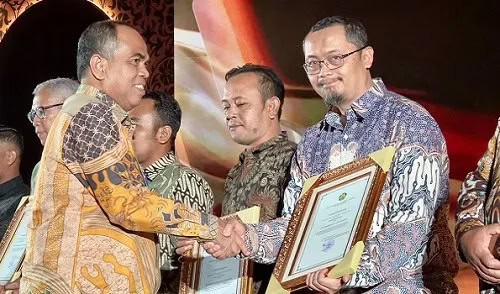 Direktur Penerimaan Minerba, Totoh Abdul Fatah, menyerahkan penghargaan “Aditama” kepada Adrian Purwandha (PJO CK site Borneo Indobara).