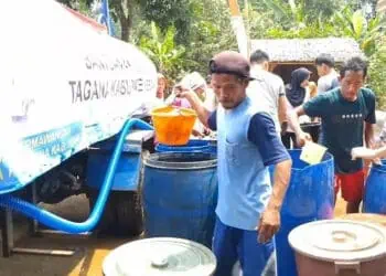 Kekeringan, Warga di Lebak Antre Air Bersih