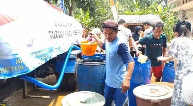 Kekeringan, Warga di Lebak Antre Air Bersih