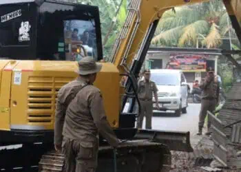 Berdiri di Atas Drainase, 14 Bangunan Liar di Kawasan Cikupa Dirobohkan