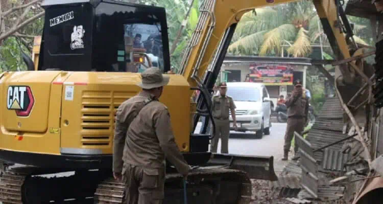 Berdiri di Atas Drainase, 14 Bangunan Liar di Kawasan Cikupa Dirobohkan