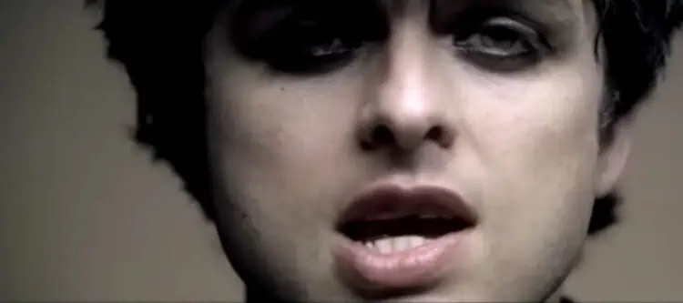 Lirik Lagu Wake Me Up When September Ends - Green Day
