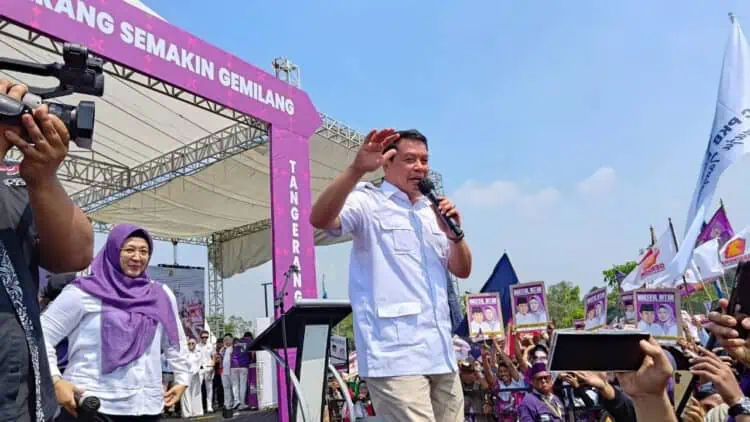 Pasangan bakal calon bupati - Wakil Bupati Tangerang Maesal Rasyid dan Intan Nurul Hikmah saat menyapa pendukungnya. Maesal Rasyid - Intan Nurul Hikmah menyiapkan beragam program untuk menciptakan generasi emas. (ISTIMEWA)