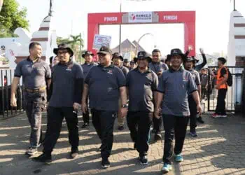 Sebanyak 2.500 pengawas dari Bawaslu Provinsi, Kabupaten/Kota, Kecamatan sampai Kelurahan/Desa, memeriahkan agenda jalan sehat dalam rangka Semarak pengawasan Pilkada 2024, Sabtu (31/8/2024). (LUTHFI/SATELITNEWS.COM)