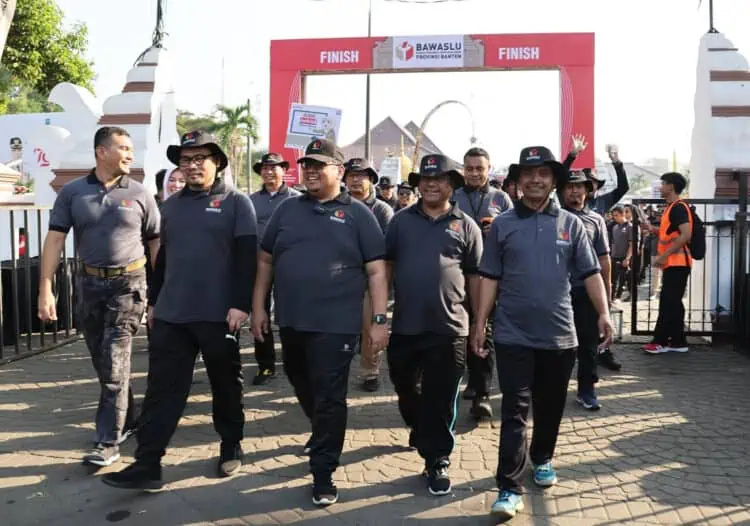 Sebanyak 2.500 pengawas dari Bawaslu Provinsi, Kabupaten/Kota, Kecamatan sampai Kelurahan/Desa, memeriahkan agenda jalan sehat dalam rangka Semarak pengawasan Pilkada 2024, Sabtu (31/8/2024). (LUTHFI/SATELITNEWS.COM)