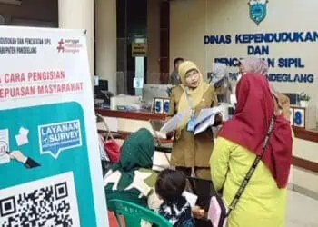 Pegawai Disdukcapil Kabupaten Pandeglang, memberikan pelayanan kepada masyarakat pemohon Adminduk. (ADIB FAHRIE/SATELITNEWS.COM)