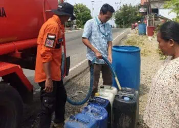 Anggota BPBDPK Kabupaten Pandeglang, salurkan bantuan air bersih. (ISTIMEWA)