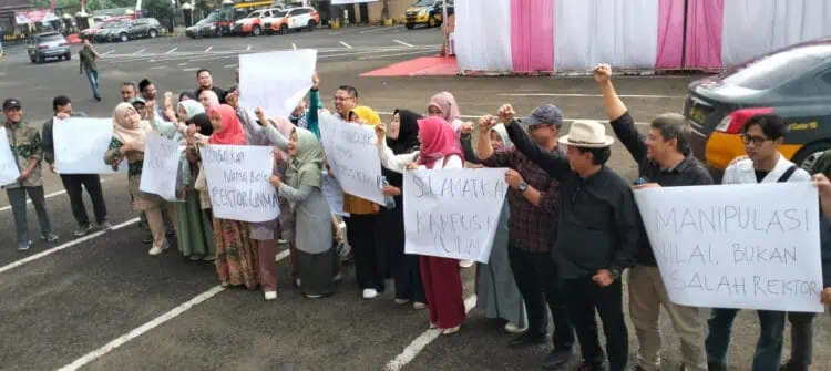 Puluhan dosen UNMA Banten, datangi Mapolres Pandeglang, Kamis (5/9/2024). (ADIB FAHRIE/SATELITNEWS.COM)