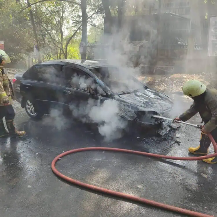 Diduga Korsleting Listrik, Mobil Sedan Terbakar di Cikupa