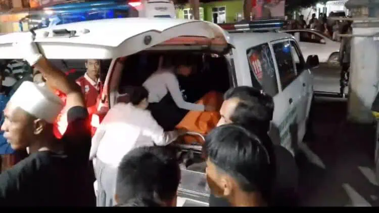 Jenazah pemilik ruko jam, di Kampung Tapen, Desa Cadasari, Kecamatan Cadasari, Kabupaten Pandeglang, dievakuasi. (ISTIMEWA)