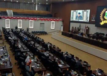 Pj Gubernur Banten Al Muktabar menyampaikan nota pengantar Gubernur mengenai Raperda tentang APBD Provinsi Banten tahun anggaran 2025 pada rapat paripurna di DPRD Banten, Kamis (12/9/2024). (LUTHFI/SATELITNEWS.COM)