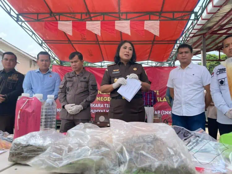 Kejari Tangsel Musnahkan Barang Bukti dari 73 Perkara Pidana Umum