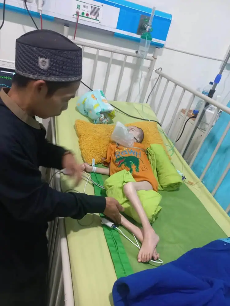 Pasien Gizi Buruk, Dudu (8) warga Pandeglang, terbaring lemah di RSUD Banten, Kamis (12/9/2024). (ISTIMEWA)