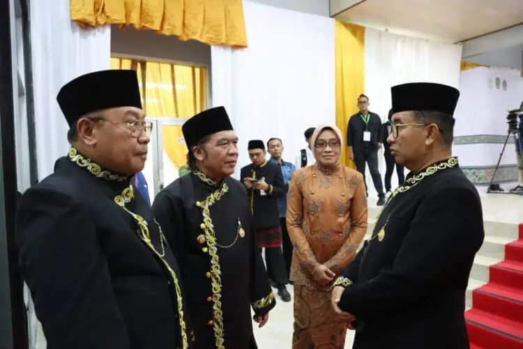 Pj Gubernur Banten Al Muktabar (tengah), usai menghadiri acara penutupan MTQ Nasional ke XXX, di Kalimantan Timur. (ISTIMEWA)