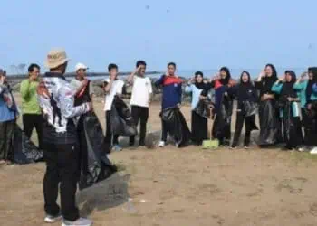 Lestarikan Lingkungan, Pantai Caringin Pandeglang Dibersihkan 