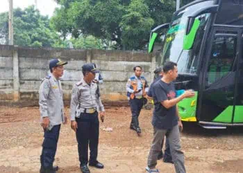Petugas Dishub Kabupaten Serang, tengah melakukan pemeriksaan kendaraan angkutan. (SIDIK/SATELITNEWS.COM)