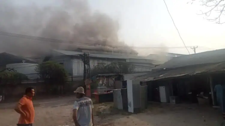 Pabrik Pengolahan Ban Bekas di Pasar Kemis Terbakar, Tiga Pegawai Terluka