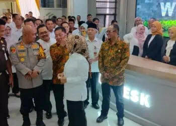 Bupati Serang Ratu Tatu Chasanah, berbincang dengan para pejabat Forkopimda, usai melakukan soft launching MPP, Rabu (18/9/2024). (SIDIK/SATELITNEWS.COM)