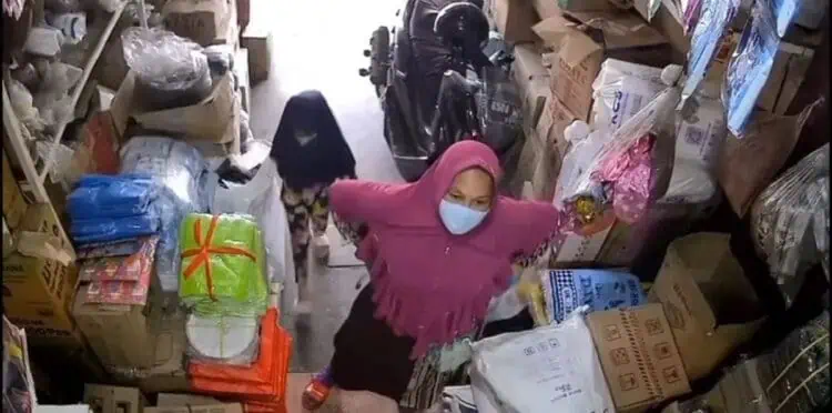 Miris, Ibu Ajak Anak Perempuan Curi Minyak di Pondok Aren