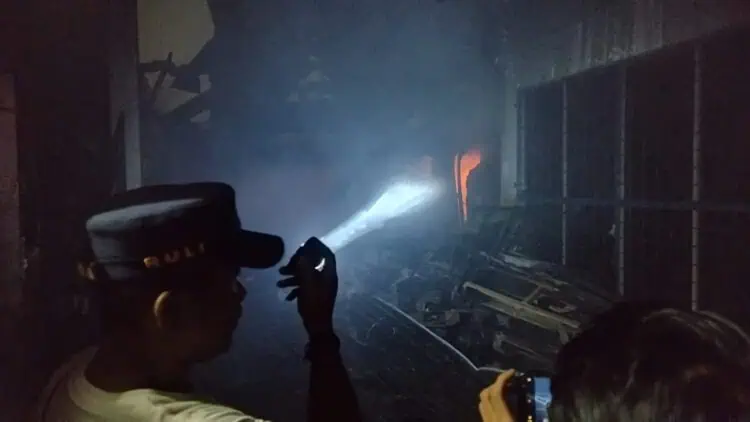 Sudah Empat Hari, Api di Pergudangan Taman Tekno Belum Sepenuhnya Padam