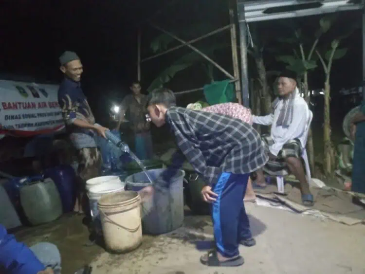 Berbulan-bulan Krisis, Ratusan Warga Langkap, Pandeglang Akhirnya Dapat Pasokan Air Bersih