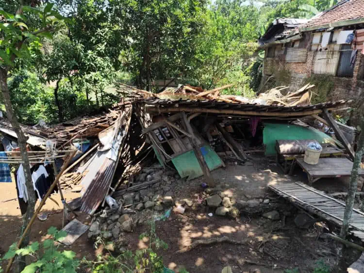 Bruk !! Rumah Reyot Milik Warga Cimanuk ini Tiba-tiba Roboh