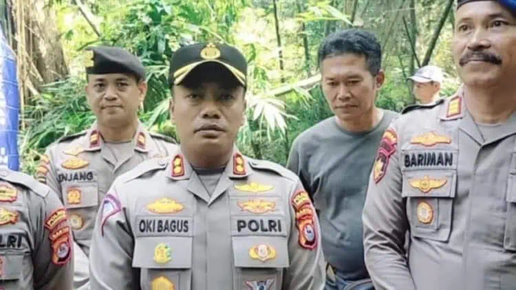 Kapolres Pandeglang AKBP Oki Bagus Setiaji, memberikan pernyataan kepada wartawan. (ISTIMEWA)