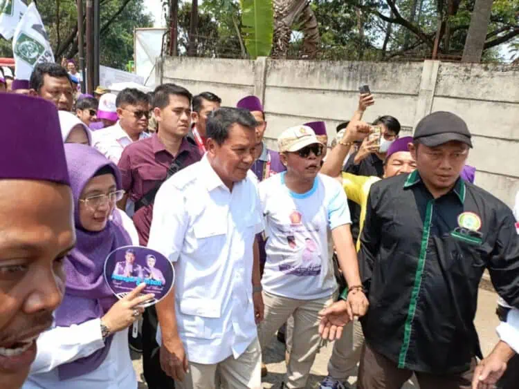 Calon Bupati dan Wakil Bupati Tangerang Maesyal Rasyid-Intan Nurul Hikmah saat berjalan dengan para pendukung disela-sela kegiatan sosialisasi beberapa waktu lalu. (ISTIMEWA)