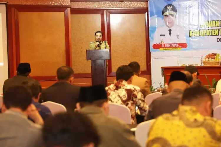Pj Gubernur Banten Al Muktabar, sampaikan materi di acara orientasi anggota DPRD Kabupaten Tangerang dan Pandeglang, Selasa (24/9/2024). (ISTIMEWA)