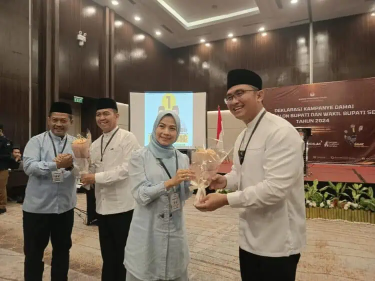 Deklarasi Kampanye Damai, Andika - Nanang Berikan Bunga ke Zakiyah - Najib
