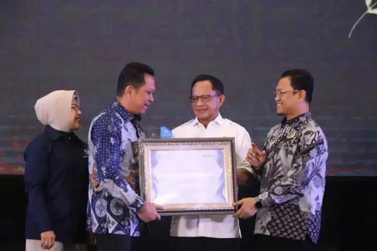 Pemkab Tangerang Raih Penghargaan Anindita Wistara Data dari Badan Pusat Statistik