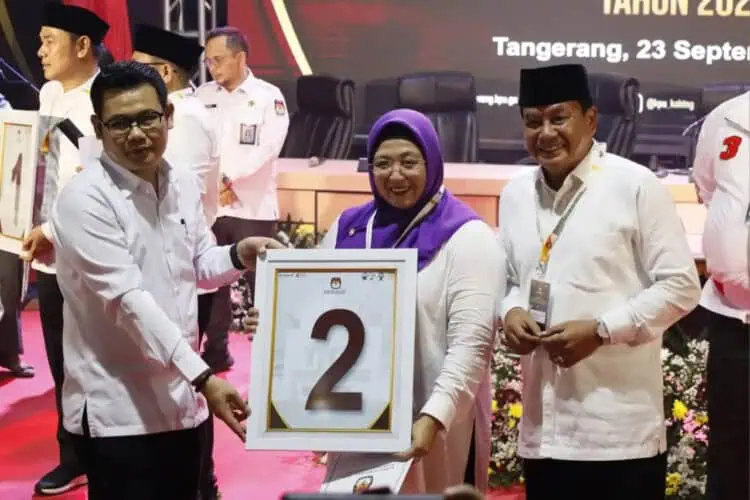 TINGKATKAN LAYANAN PUBLIK: Pasangan Calon Bupati/Wakil Bupati Tangerang nomor urut 2, Maesyal Rasyid-Intan Nurul Hikmah saat pengundian nomor urut 02 di KPU Kabupaten Tangerang. (DOK SATELIT NEWS)