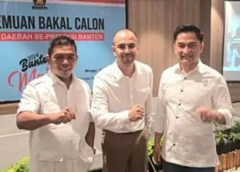 Raffi Ahmad (tengah), resmi jadi tim pemenangan Andra Soni (kiri) - Dimyati Natakusumah (kanan), di Pilgub Banten. (ISTIMEWA)