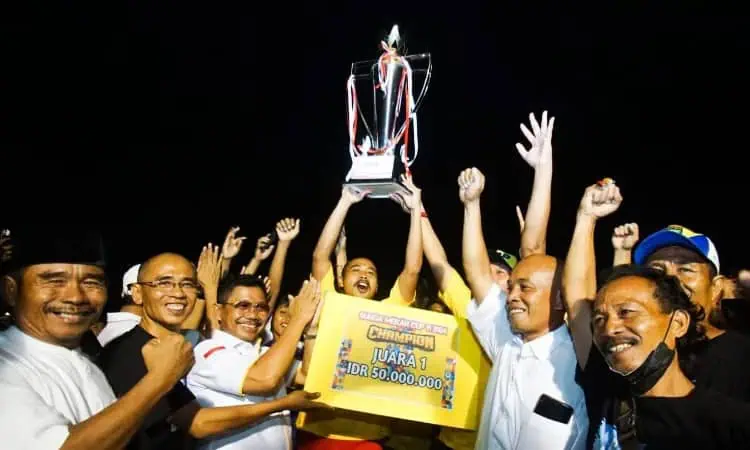 Serahkan Piala Kepada Pemenang Bunga Mekar Cup 2024, Sachrudin: Kita akan Majukan Sepak Bola Kota Tangerang
