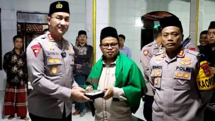 Kapolda Banten Irjen Suyudi Ario Seto (kiri), didampingi Kapolres Pandeglang AKBP Oki Bagus Setiaji (kanan), memberikan kadeudeuh kepada masyarakat. (ISTIMEWA)