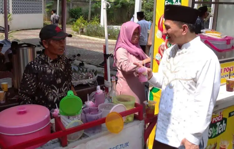 Dimyati Natakusumah, berbincang dengan salah seorang Pedagang Kaki Lima (PKL). (ISTIMEWA)