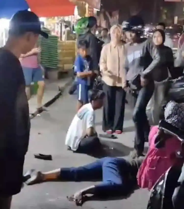 Ugal-ugalan! Angkot Tabrak Pengendara, Gerobak dan Pejalan Kaki di Jalan Raya Serpong