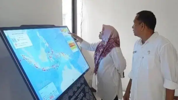 Asda I Bidang Pemkesra Pemkab Pandeglang, Doni Hermawan (kanan), memeriksa alat pendeteksi gempa di lingkungan Setda. (ADIB FAHRIE/SATELITNEWS.COM)