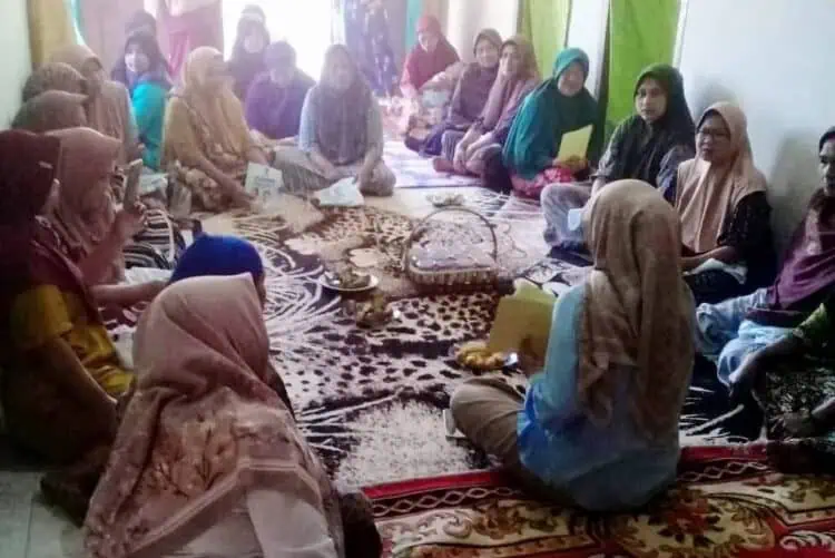 Emak - emak di Kecamatan Mandalawangi, Kabupaten Pandeglang, mendengarkan sosialisasi program unggulan Andra - Dimyati, terkait sekolah gratis, Rabu (18/9/2024). (ISTIMEWA)