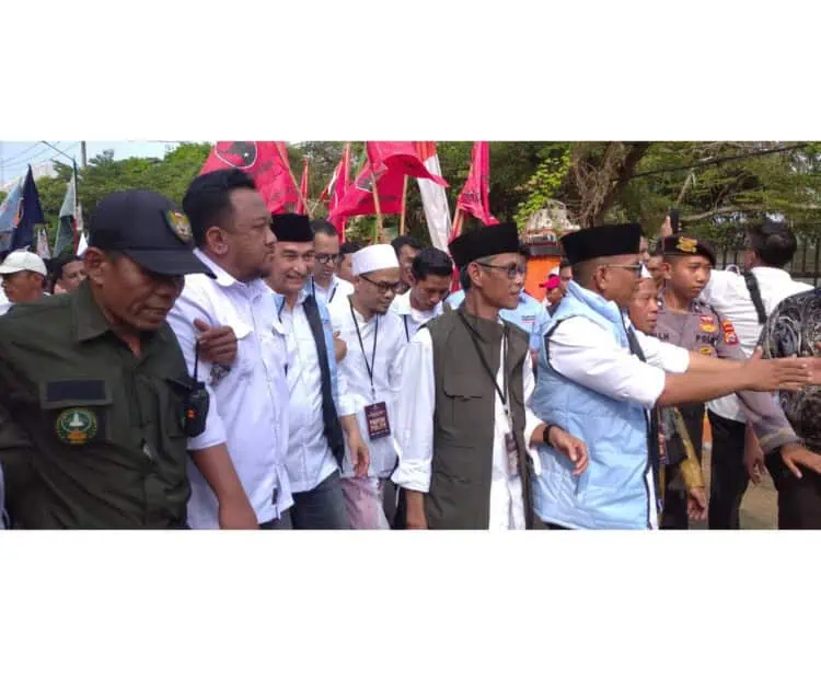 Andra - Dimyati Datangi KPU Banten, Ribuan Pendukung Turut Mengiringi
