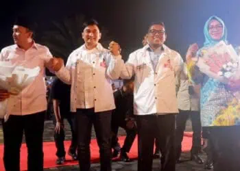 Deklarasi Pilkada Damai, Andra - Dimyati Berikan Buket Persahabatan Kepada Airin - Ade