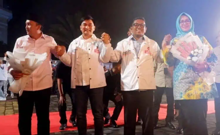 Deklarasi Pilkada Damai, Andra - Dimyati Berikan Buket Persahabatan Kepada Airin - Ade