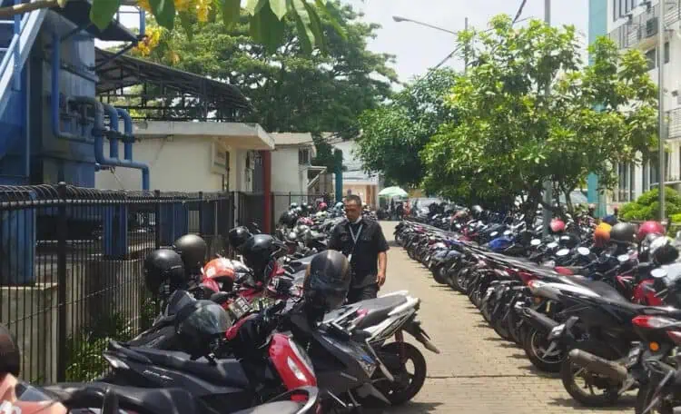 Sepeda Motor Perawat RSU Tangsel Dicuri, Aksi Pelaku Terekam CCTV